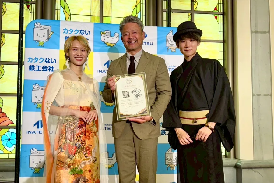 株式会社INATETSU様への社歌贈呈の様子
